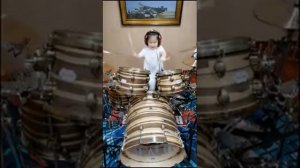 Девочка играет на барабанах