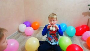 Учим цвета на английском и русском с воздушными шарами! Дети весело проводят время! смотреть
