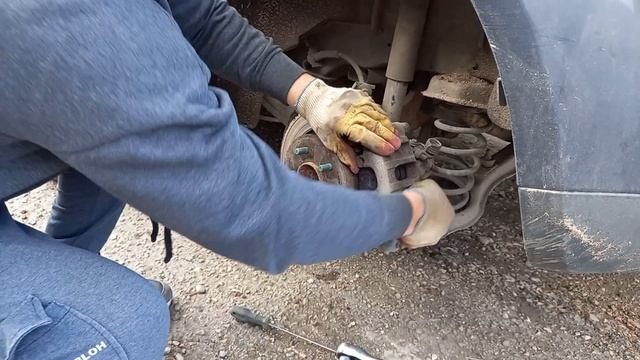 Замена задних тормозных колодок Ford Focus 2