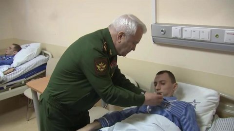В госпитале имени Вишневского наградили проявивших героизм российских военных