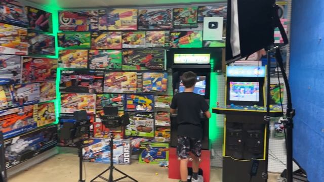 NERF WAR: Clash of the TITANS! смотреть онлайн