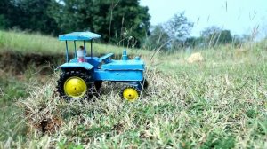 На автобус загрузили тракторы и отправили в лужу