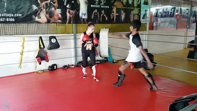 Арина тренировки в MIXFIGHT PATTAYA смотреть онлайн