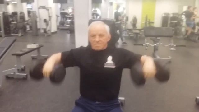 Техника выполнения упражнения на укрепления рататоров плечевых суставов.