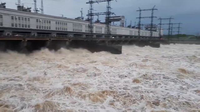 Сброс воды на Камской ГЭС 2017 смотреть онлайн