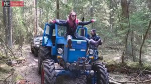 Девушка Модель села за руль трактора и наказала джиперов на бездорожье и грузовиков.