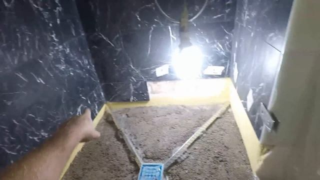 Монолитный душевой поддон под чёрной мраморной смальтой . Ещё видео по санузлу ищите на странице !