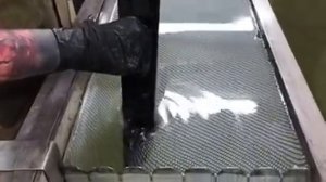 Аквапринт, иммерсионная аквапечать под карбон на пластиковых вставках дверей в салоне автомобиля