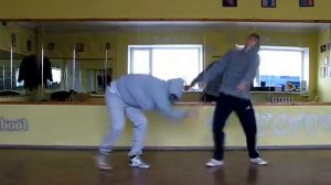 два парня классно танцуют