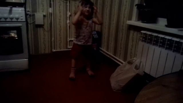 Сестра танцует под музыку Вите надо выти смотреть онлайн