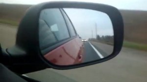 На автомобиле, сьемка дороги в боковое зеркало