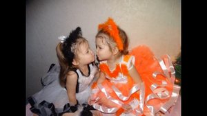 Две двойняшки две сестрички рядом не разлей вода . Клип про двойняшек