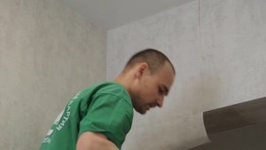 Как я клею и подрезаю обои под натяжной потолок