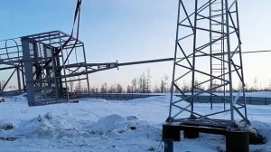 как монтируют, (устанавливают) два монтажника мачту освещения.