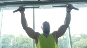 Подтягивания широким хватом