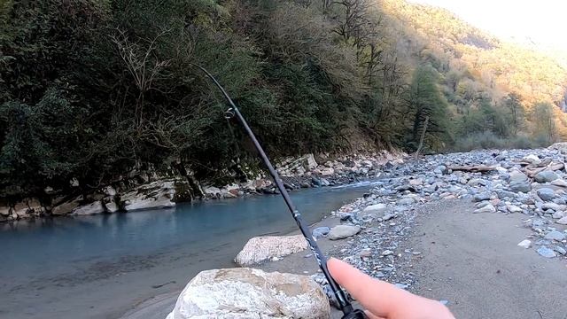 Рыбалка там, где живут МЕДВЕДИ ? Ловля форели на резину смотреть онлайн