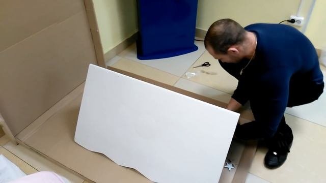 #МанькаВстанька собирает картонный домик. Домик раскраска из картона для детей.