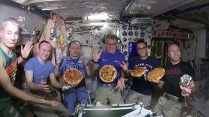Космонавты на МКС приготовили пиццу в невесомости