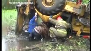 Трактор с водителем внутри едва не утонул в болоте