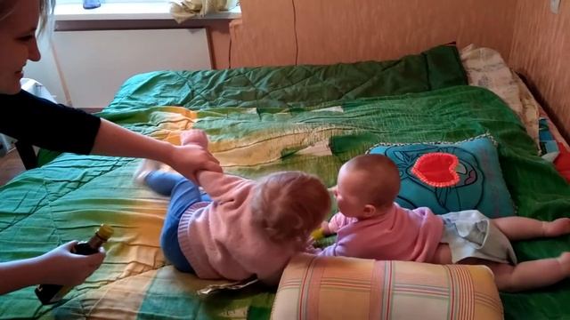 ГРУДНОЙ РЕБЕНОК РАСЧЕСЫВАЕТ ВОЛОСЫ.У НАС ГОСТИ смотреть онлайн