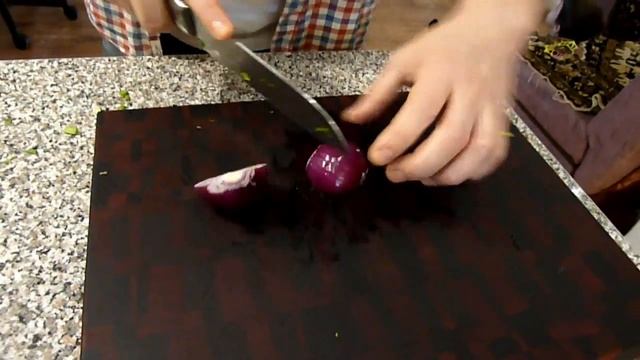 Стейк из форели с соусом чимичурри.