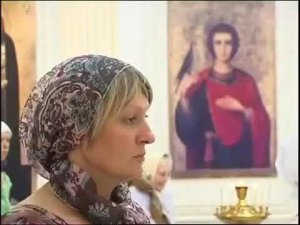 Юра Шатунов дарит иконы храму Преображения Господня. 2009 год.