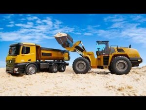 Машины-помощники в песочнице. Видео про бульдозер и самосвал для малышей.