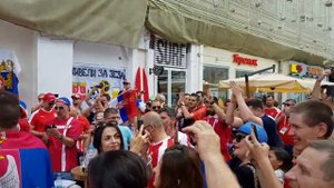 Сербские болельщики в Москве поют "Катюшу"и "Русские и Сербы братья навек".