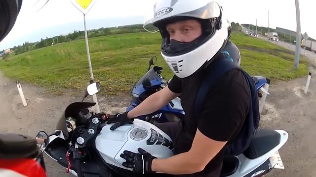 Первый мотоцикл Yamaha R1 и уже вилли / как поднять на заднее или мот для новичка)