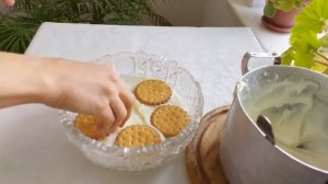 Десерт из молока и печенья без выпечки.