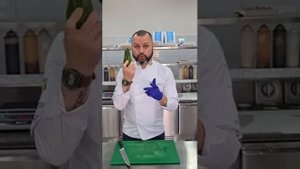 Школа Сушиста. Как правильно нарезать огурец и авокадо.