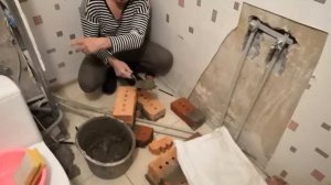 Подпорка из кирпича под акриловый ванной!