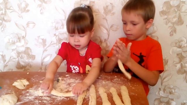 Маленькие поворята. Мамины помощники. Лепим пирожки, как мама. Crazy Baby. Веселое видео для детей