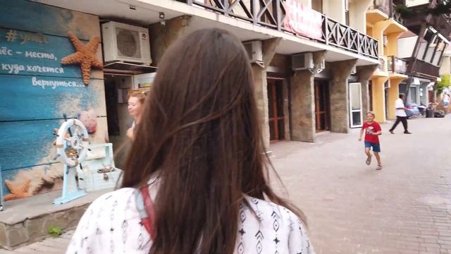 Колоритный УТЕС НЕОБЫКНОВЕННЫЙ посёлок КУРОРТ. ОБЗОР. ЦЕНЫ на ЕДУ и ЖИЛЬЁ. НАБЕРЕЖНАЯ. КРЫМ 2021