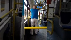 Недобрый дедушка сломал люк в автобусе