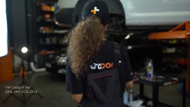 Kā nomainīt aizmugures bremžu kluči VW CADDY 3 Van AUTODOC VIDEOPAMĀCĪBA