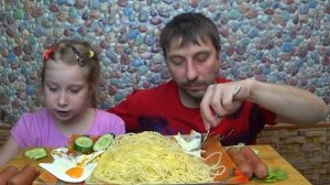 МУКБАНГ ДАША С ПАПОЙ КУШАЮТ СПАГЕТТИ С СЫРОМ И СОСИСКАМИ MUKBANG SPAGHETTI WITH CHEESE AND SAUSAGES