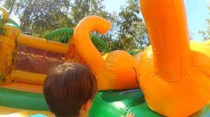 Скачем на надувном батуте! Дети в парке развлечений