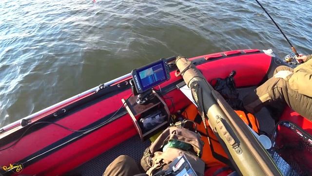 Хорошая русловая щука взяла, рыбалка на спиннинг осенью смотреть онлайн