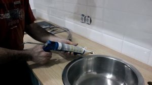 Установка встроенного дозатора для жидкого мыла на кухне. Полезный гаджет. Диспенсер .Своими руками