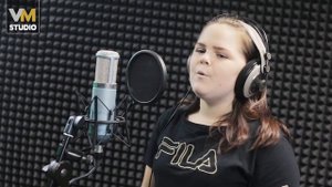 Студийная запись песни "Школа - страна открытий" исполняет средняя группа ансамбля Настроение +