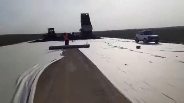 Устройство геотекстиля и основания из ЩПС С-4 (1 слой). ПК 392+00. Лот-3. Дата 23.04.2020 г. смотреть онлайн