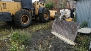 ЧИСТИМ ТЕРРИТОРИЮ БАЗЫ ФРОНТАЛЬНЫМ ПОГРУЗЧИКОМ