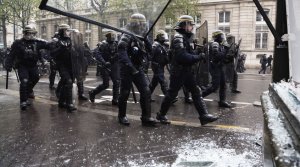 Протестующие во Франции начали срывать заседания судов по митингам