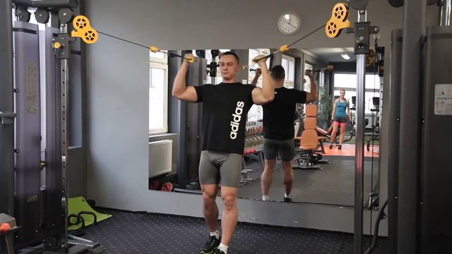 Trening bicepsów Zginanie przedramion z użyciem wyciągów górnych bramy смотреть онлайн