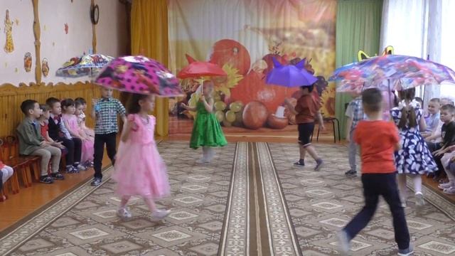 Танец "Дождик капает по крыше", исполняют дети подготовительной группы "Солнышко". смотреть онлайн