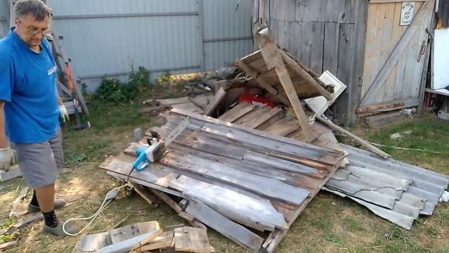 Уничтожение старого дачного туалета // Домик в деревне смотреть онлайн