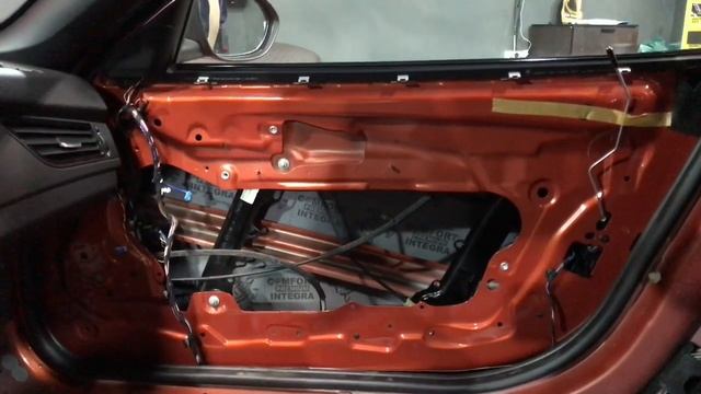 BMW Z4 шумоизоляция Комфортмат. Двухместный легковой автомобиль спортивного типа дооснащаем тишиной