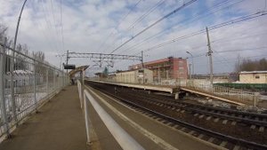 Электропоезд "Ласточка" проезжает станцию Редкино