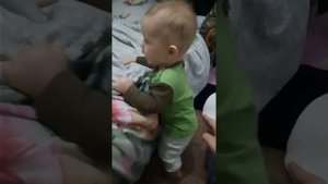 Ребёнок ходит вдоль опоры (8 месяцев)